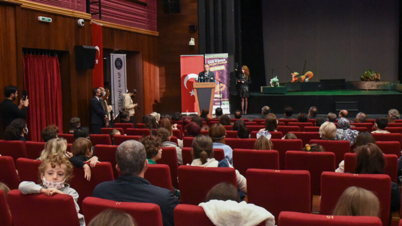 Bursa’da tiyatro salonları çocukların Bursa Büyükşehir Belediyesi’nin Bursa Kültür Sanat ve Turizm Vakfı işbirliğiyle