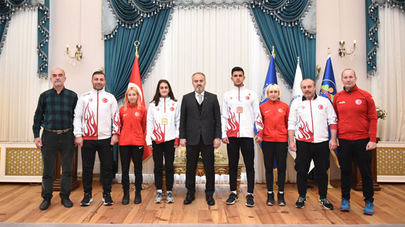 Ödüllü sporculardan Başkan Aktaş’a ziyaret
