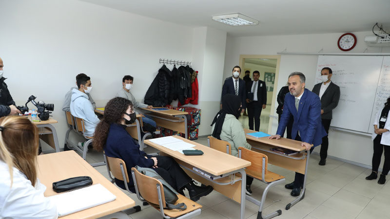 Bursa Büyükşehir Belediyesi tarafından düzenlenen BUSMEK Üniversiteye Hazırlık Kurslarında yüz