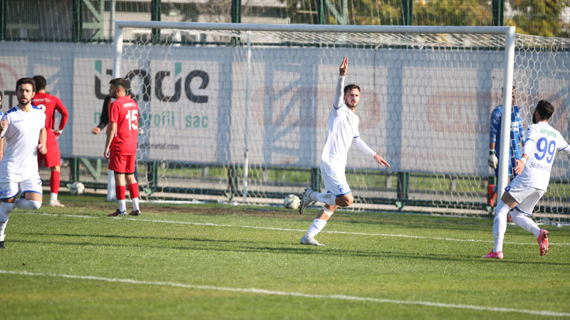 Mavi beyazlılar son sıradaki Sancaktepe'yi uzatma dakikalarında bulduğu golle geçti...