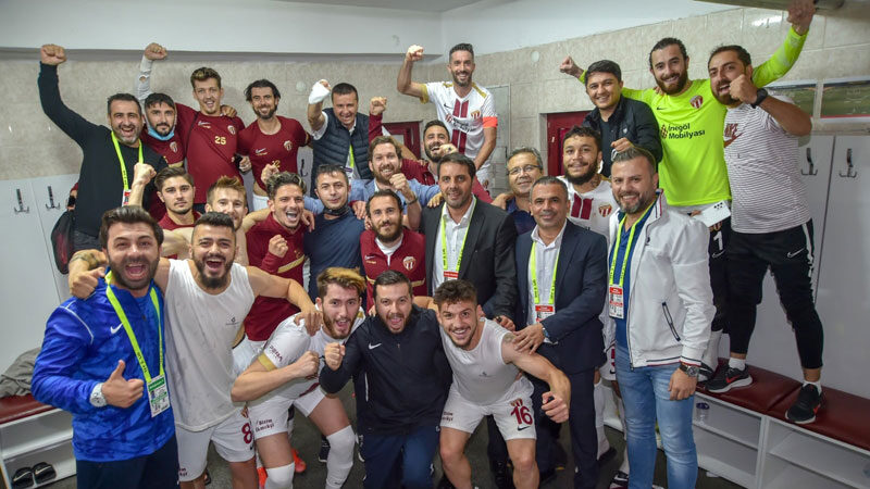 İnegölspor, Bayburt Özel İdarespor'u deplasmanda İbrahim Sürgülü'nün 30 metreden kaydettiği