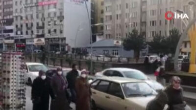 Deprem sonrası düşen kayalar yolu trafiğe kapattı