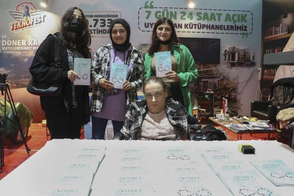 Bursalı Dilek, burnu ile yazdığı kitabı okurları için imzaladı