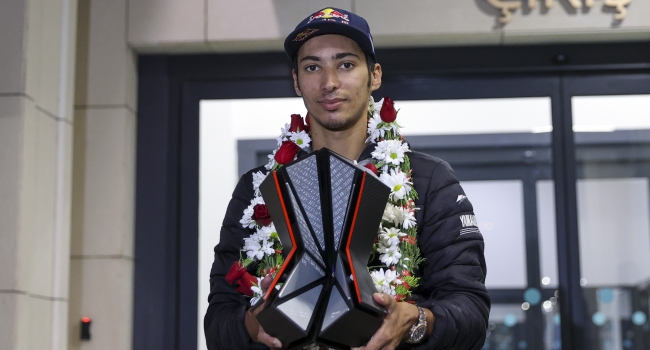 Dünya şampiyonu Toprak Razgatlıoğlu, Türkiye’ye döndü Dünya şampiyonu Toprak Razgatlıoğlu, Türkiye’ye döndü