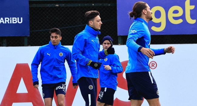 Fenerbahçe’de Mesut Özil takımla çalıştı