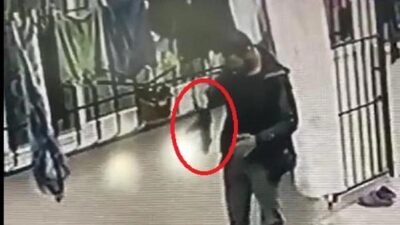 Görüntüler Bursa’dan… Evin önünde asılı kadın çamaşırlarını çaldı