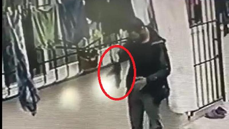 Görüntüler Bursa’dan… Evin önünde asılı kadın çamaşırlarını çaldı