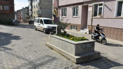 Yolun tam ortasında! Sır mezar…