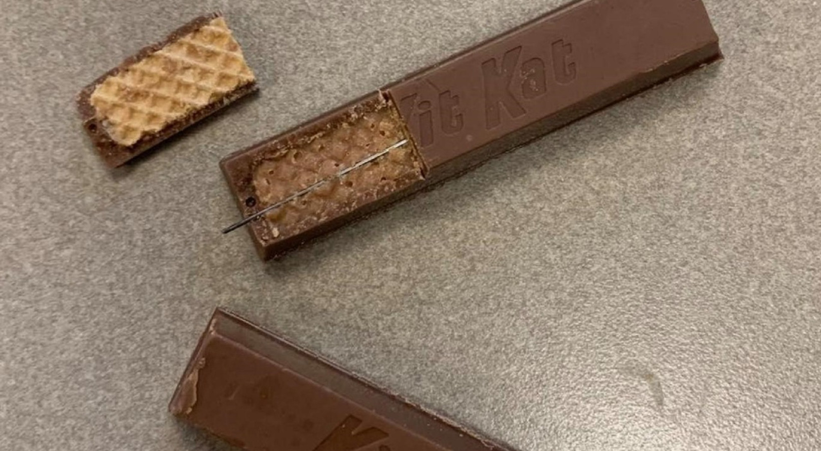 Çikolata yerken ağzı parçalandı