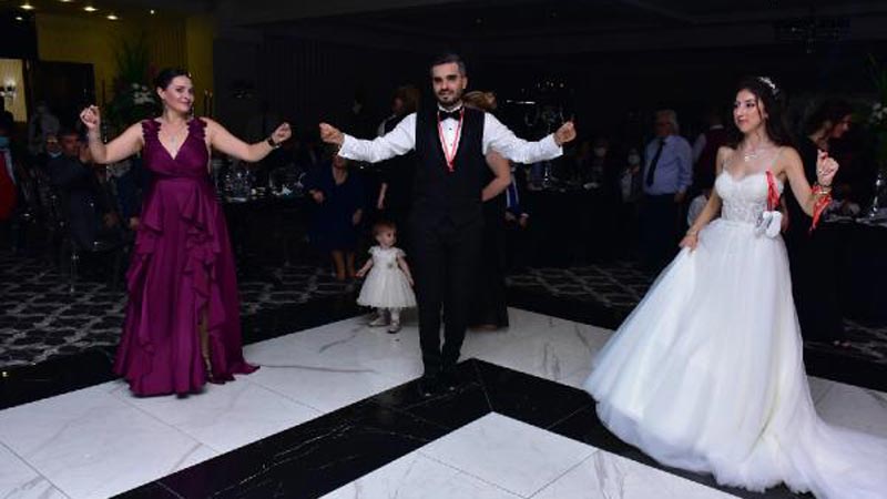 Ünlü oyuncu, kardeşinin Bursa’daki düğününde böyle oynadı