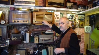 Yer: Bursa… Radyosunu satıp okuttuğu kızları öğretmen oldu