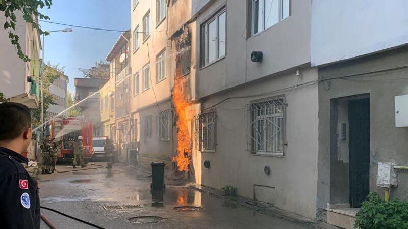 Bursa’da korkutan yangın! Alevlerden son anda kurtuldular Bursa’da yalnız yaşadığı evinde yangın çıkan yaşlı kadın, alevlerin arasında