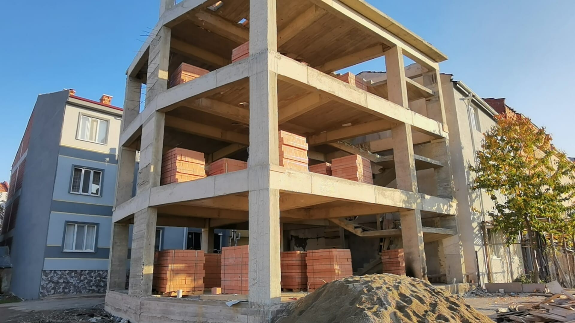 Bursa’da inşaattan düşen çocuk bakın nasıl kurtuldu!