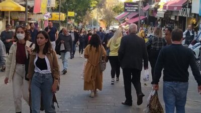 Bursa’da vatandaşlar çarşı ve parklara akın etti