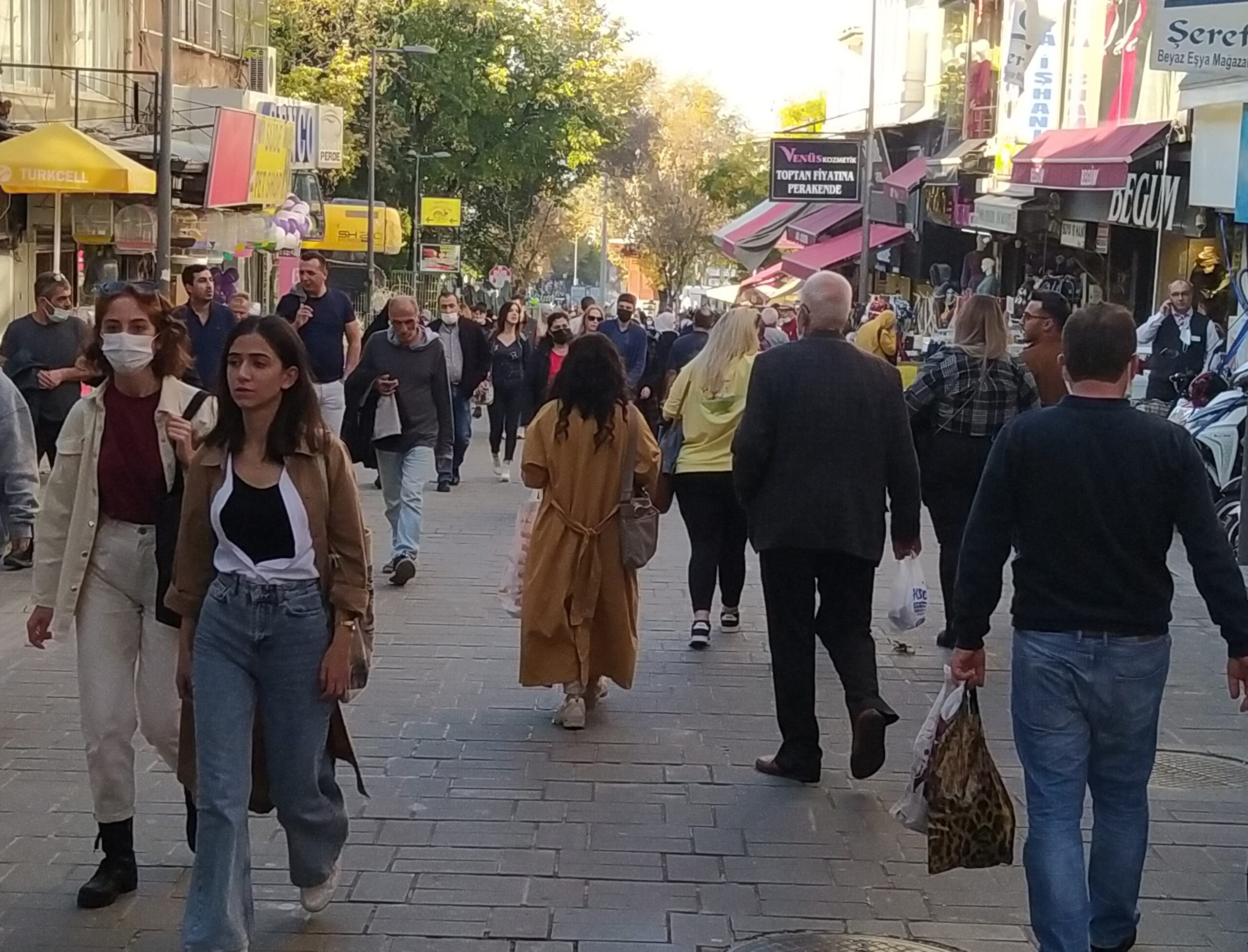 Bursa’da vatandaşlar çarşı ve parklara akın etti