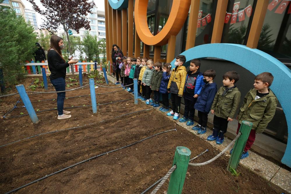 Bursa’da minik çocuklar fide ve tohumları toprakla buluşturdu