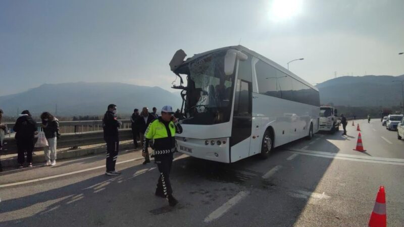 Bursa’da otobüs kamyona çarptı: Çok sayıda yaralı var Bursa'nın Orhangazi ilçesinde öğrenci taşıyan otobüs kamyonla çarpıştı. Can pazarının