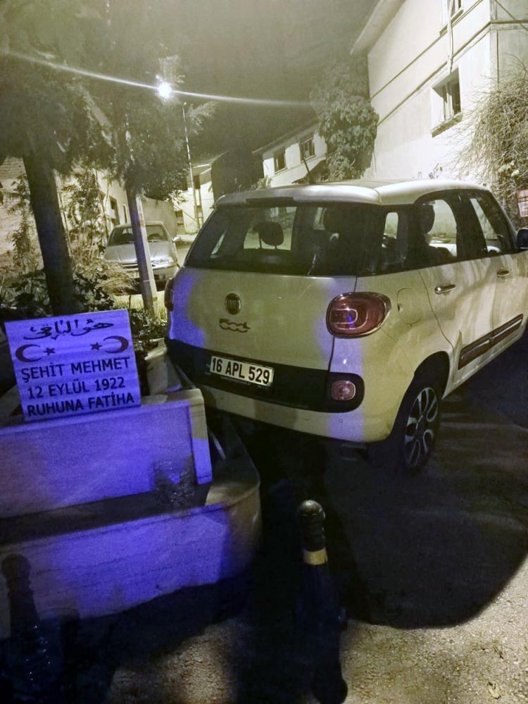 Bursa’da otomobiliyle şehit mezarına çıktı! Aracını bırakıp kaçtı