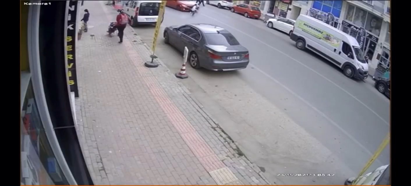 Bursa’da yola fırlayan çocuk otomobilin altında böyle kaldı