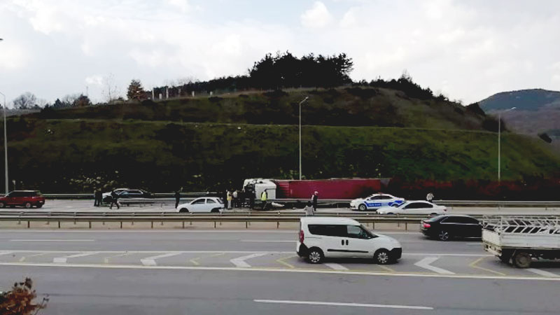 Bursa’da feci kaza! İki şerit kapandı Bursa’da feci kaza! İki şerit kapandı