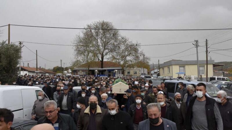 Bursa’da kozalak yüzünden öldürülmüştü! Dualarla uğurlandı Bursa’nın Karacabey ilçesinde, kozalak hırsızları tarafından öldürülen 2 çocuk babası