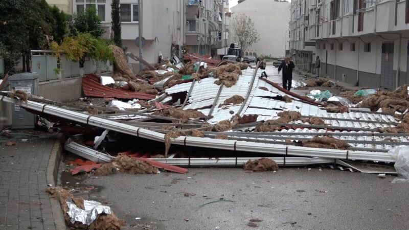 Bursa'da dün gece saatte 80 kilometre hıza ulaşan şiddetli lodos