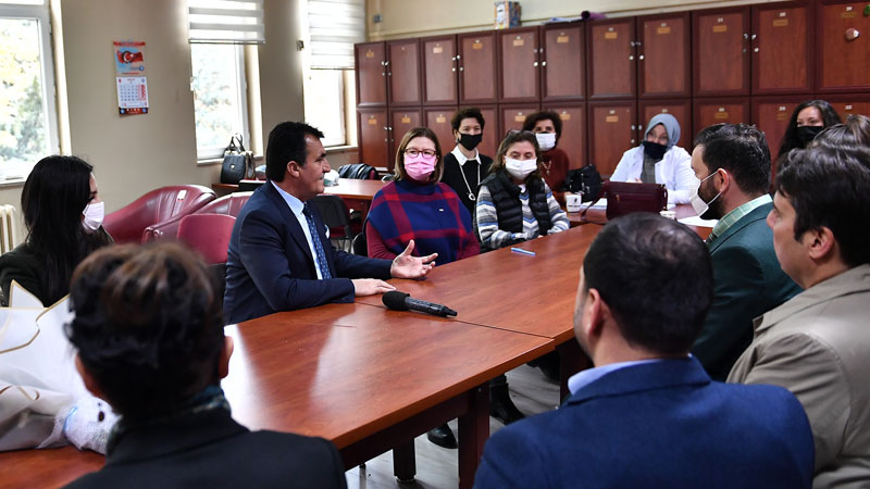 Dündar’dan öğretmenlere anlamlı hediye