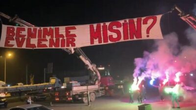 Görüntü Bursa’dan! Dev pankartla evlenme teklifi