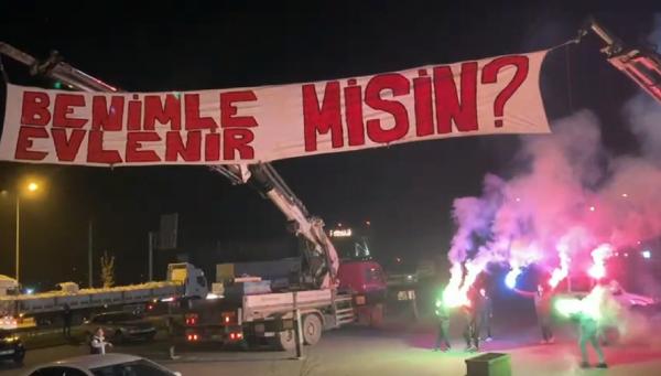 Görüntü Bursa’dan! Dev pankartla evlenme teklifi