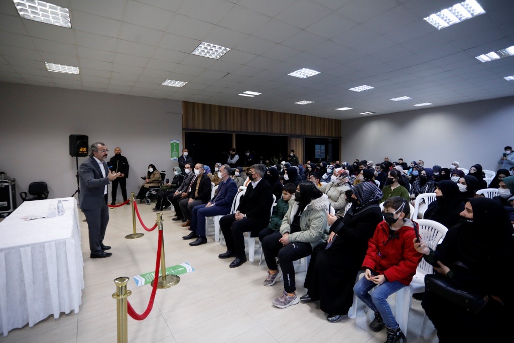 Aslanhan kitaplarını İnegöllüler için imzaladı Aslanhan kitaplarını İnegöllüler için imzaladı