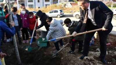 Başkan Tanır, çocuklarla birlikte ağaç dikti