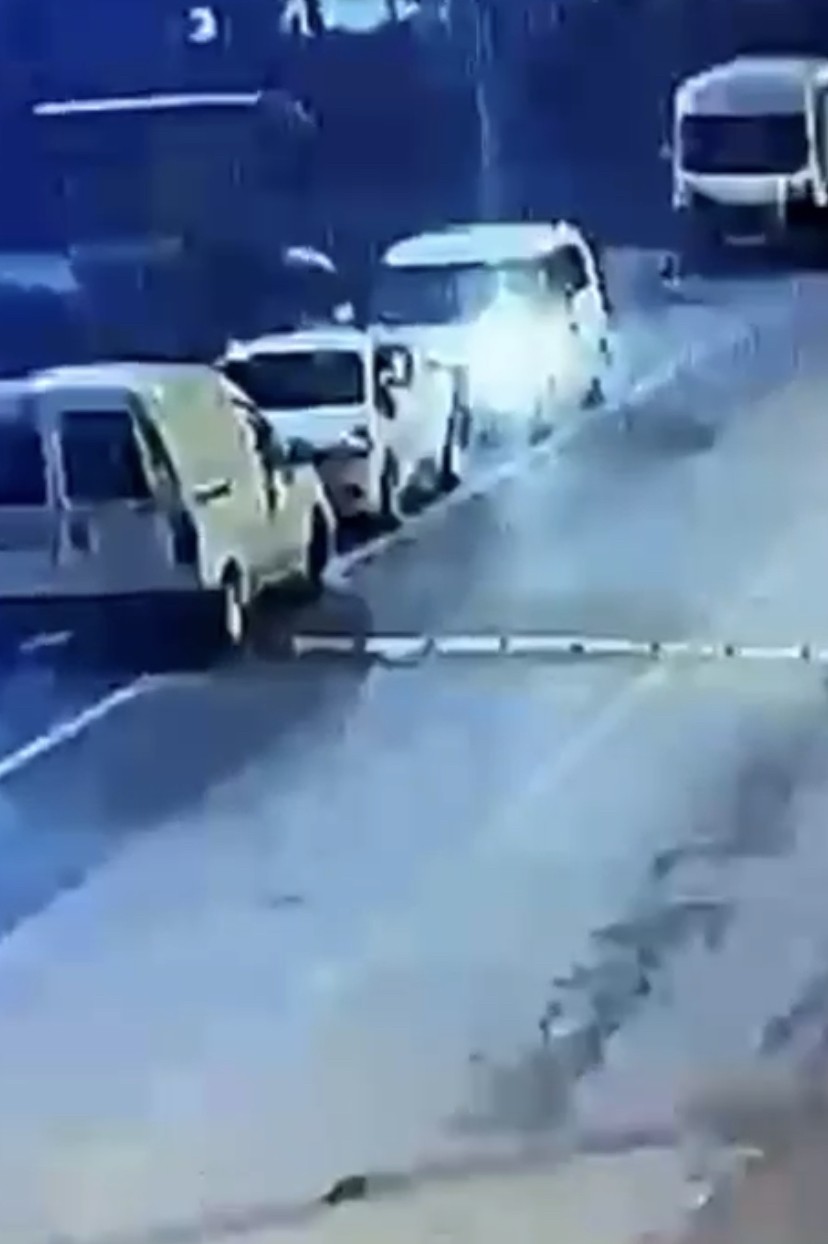 Bursa’da bir caddeden 13 mazgalı böyle çaldılar… Bursa’da bir caddeden 13 mazgalı böyle çaldılar…