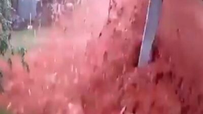 Sel böyle geldi! Çamurlu su evi yerle bir etti