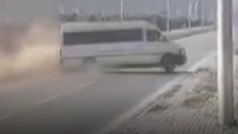 Bursa’da 7 kişinin yaralandığı kaza kamerada İznik’ten Bursa’ya yolcu taşıyan minibüs ile ticari araç kaza yaptı.