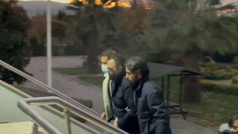 Bursa’da doktoru vuran zanlı adliyeye sevk edildi Bursa’nın İznik ilçesinde evinin önünde silahlı saldırıya uğrayan eski İlçe