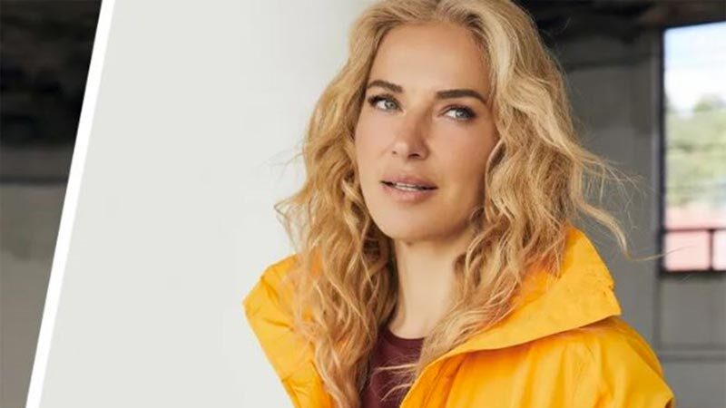 Burcu Esmersoy, Galatasaray ile anlaşarak yeni koleksiyon çıkardı.