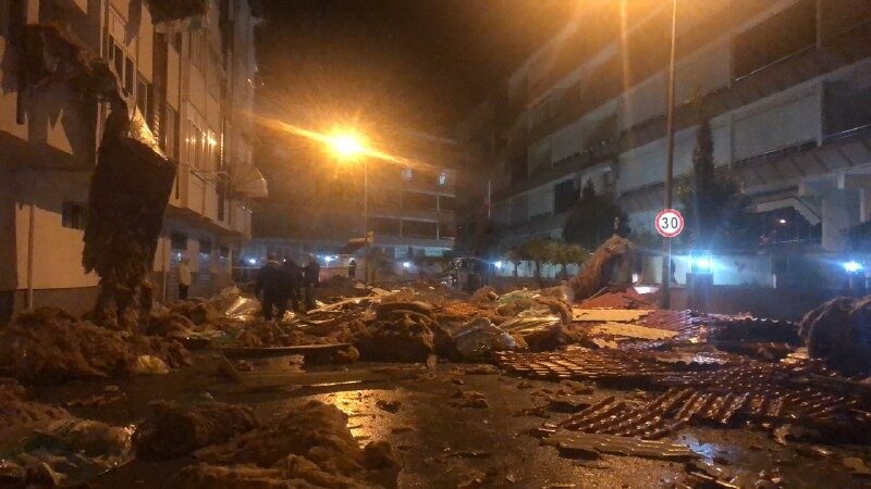 Bursa’da lodos nedeniyle sokak kapatıldı! Enkaz çalışmaları sürüyor Bursa’nın Gemlik ilçesinde şiddetli lodos sebebiyle uçan çatı sokakta park