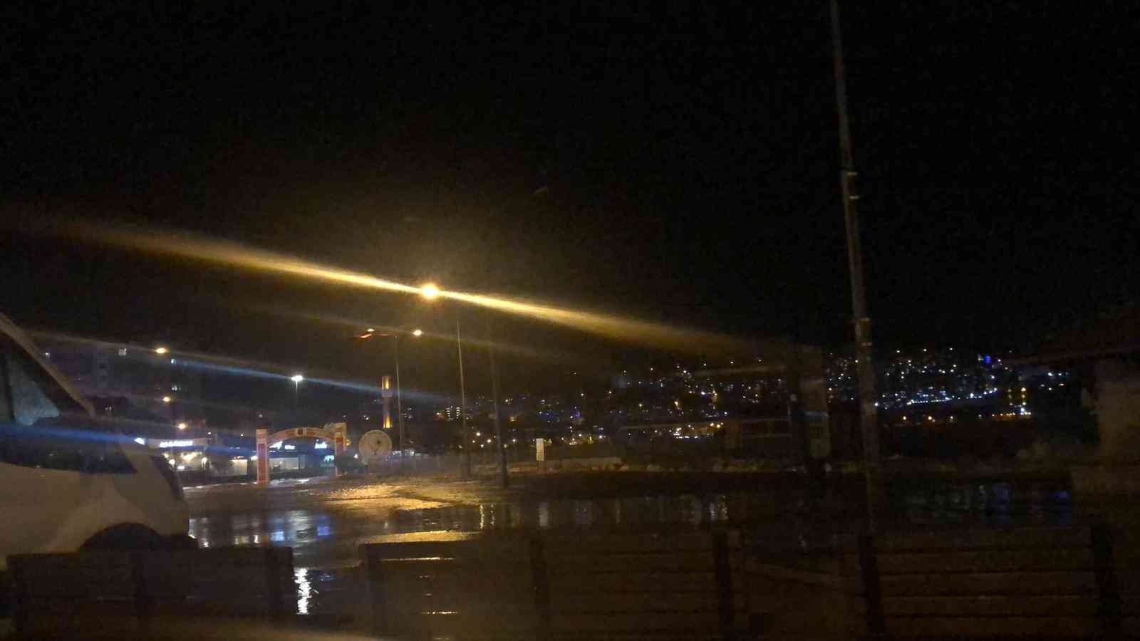 Gemlik’te deniz taştı, sahil sular altında kaldı