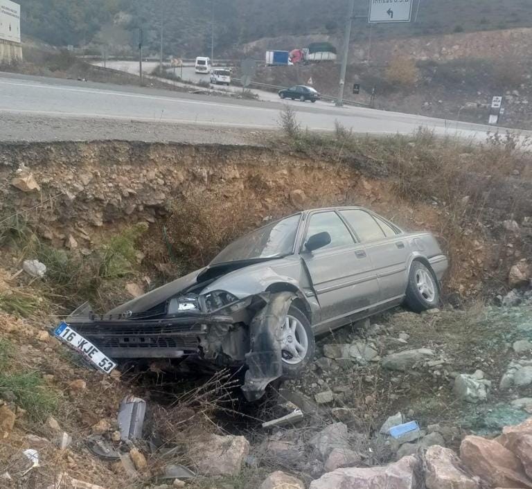 Bursa’da bu araçtan sağ çıktı! Şarampole yuvarlandı…