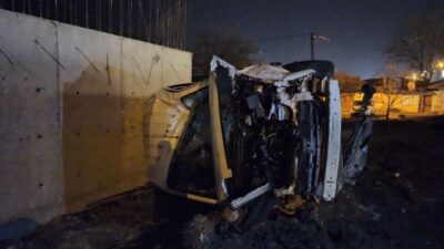 Bursa’da kontrolden çıkan araç inşaat temeline uçtu! Anne ve 2 çocuğu yaralı