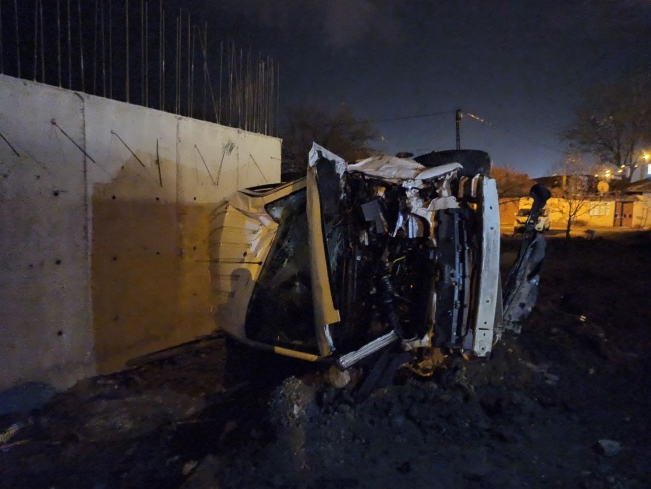 Bursa’da kontrolden çıkan araç inşaat temeline uçtu! Anne ve 2 çocuğu yaralı