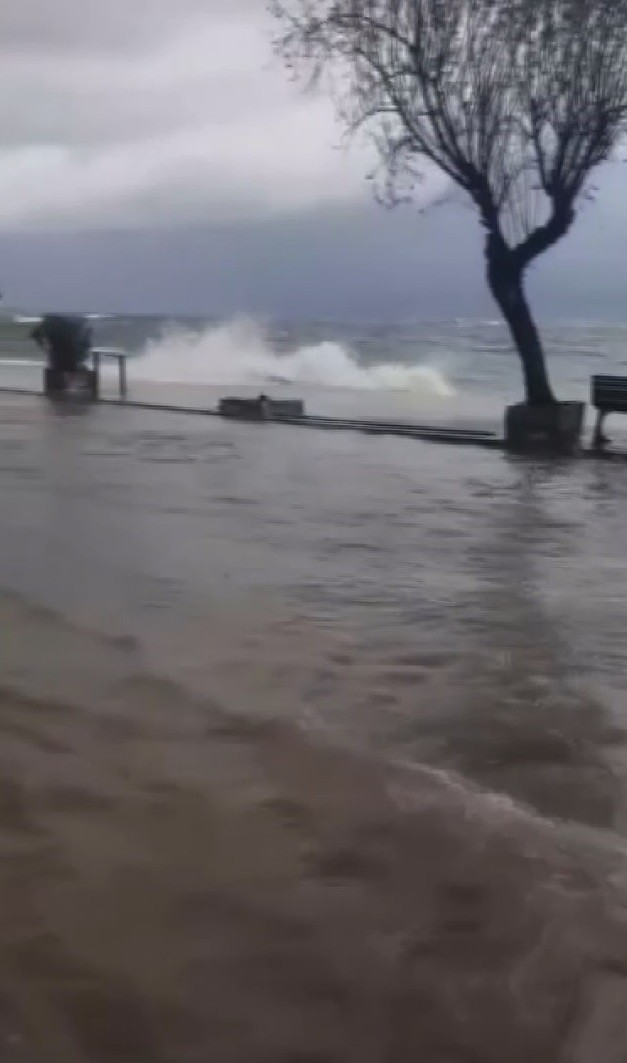 Kurşunlu’da sahil şeridi denizle birleşti Kurşunlu’da sahil şeridi denizle birleşti