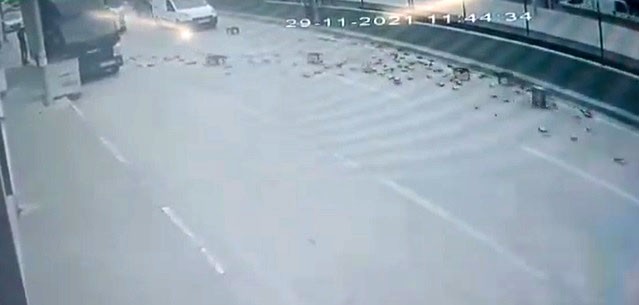 Bursa’da lodos şişeleri yola devirdi Bursa’da lodos şişeleri yola devirdi