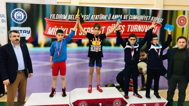 Mustafakemalpaşa Belediyesi sporcularından Arda Sarı, Bursa’daki güreş şampiyonasından birincilikle döndü.