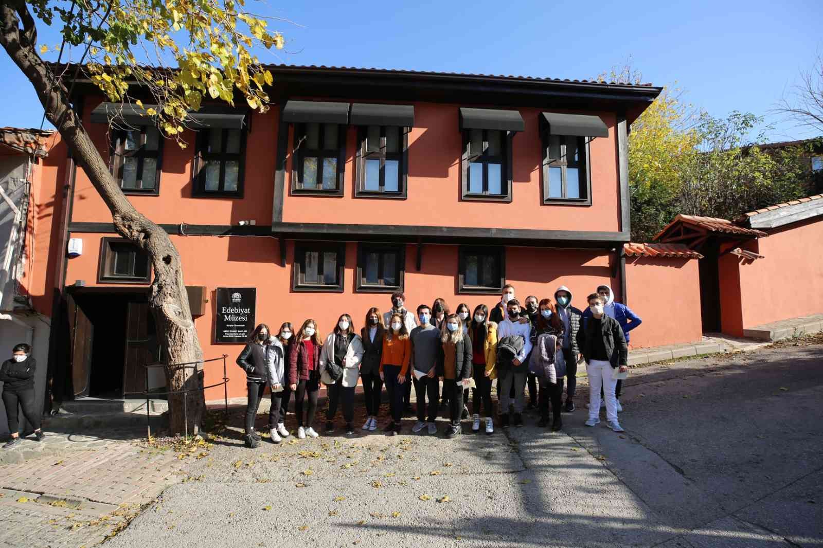Nilüferli öğrenciler müzikten dramaya Gülten Akın şiirlerini öğrendiler 1 niluferli ogrenciler muzikten dramaya gulten akin siirlerini ogrendiler 15ad542