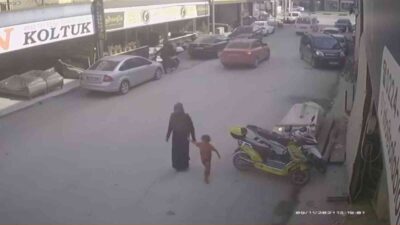 Görüntüler Bursa’dan… Oğluna hırsızlık yaptırdı