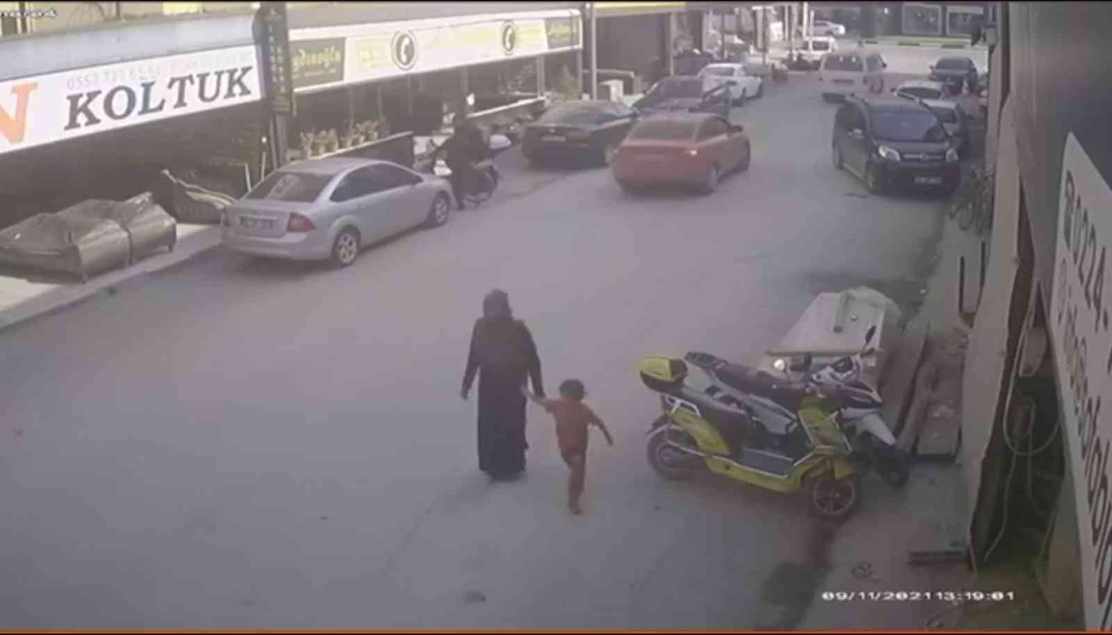 Görüntüler Bursa’dan… Oğluna hırsızlık yaptırdı