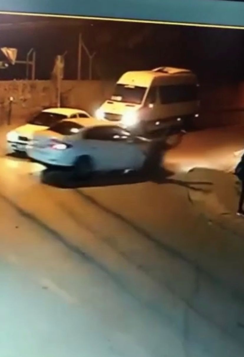 Bursa’da kaza göz göre göre geldi! O anlar kamerada… Bursa’da kaza göz göre göre geldi! O anlar kamerada…