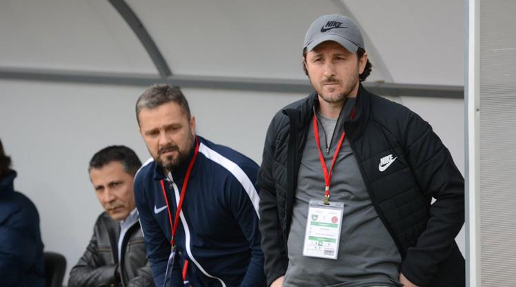 Bursaspor’un eski hocası 1.Lig’e imza attı! İşte yeni takımı… Bursaspor’un eski hocası 1.Lig’e imza attı! İşte yeni takımı…