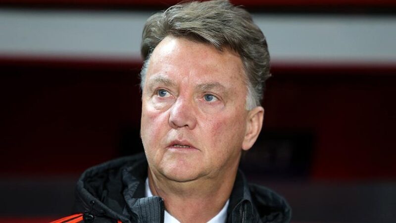 Hollanda Milli Takım Teknik Direktörü Louis van Gaal kalçasının üzerine